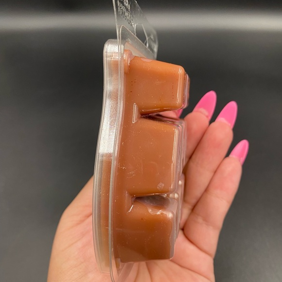 Scentsy Maple Rum 3.2fl oz cake wax melts - Picture 2 of 3